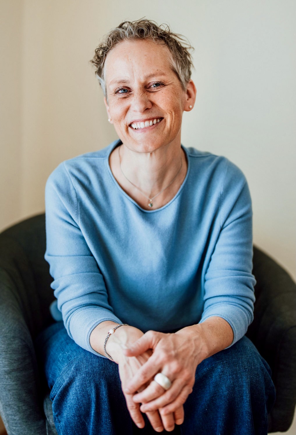 Dagmar Reiser lächeln in einem Sessel